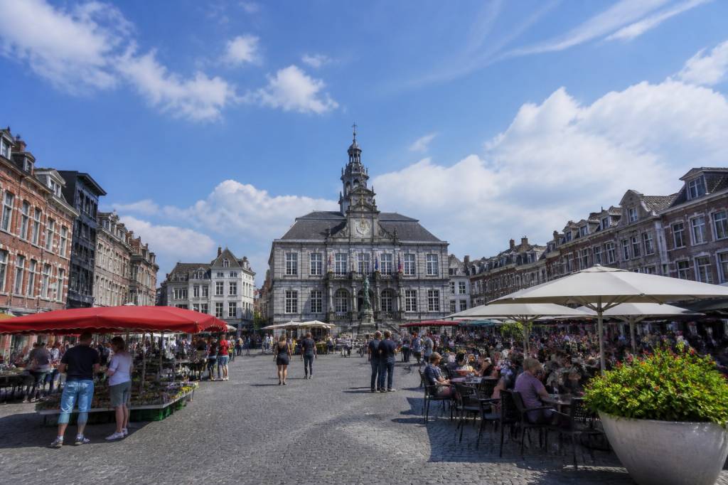 Place du marche à Liège : histoire, commerces et vie locale